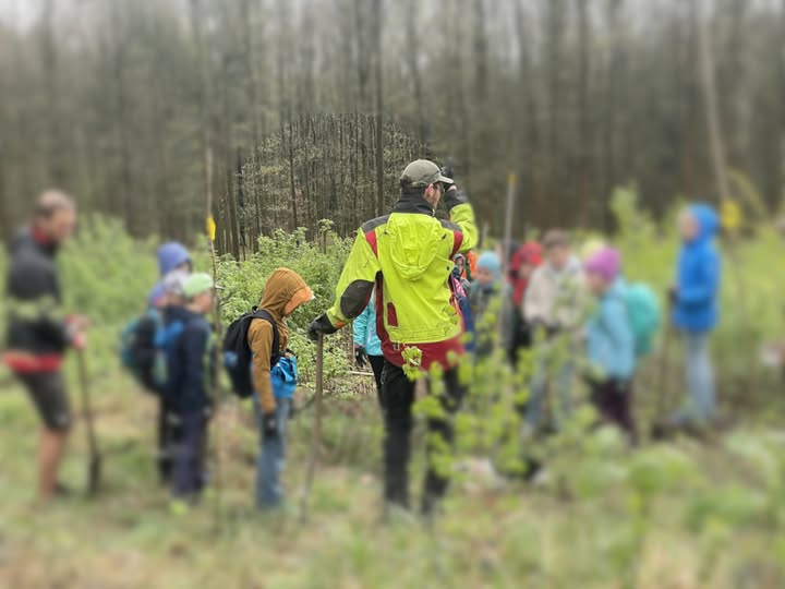 Schullandheim-Exkursionen in den Wald</p>
<p>Niemand kennt den Wald wie er. Jeder Baum, jeder Fuchsbau ist ihm bekannt. Streift man mit einem Förster durch den Wald, erfährt man unglaublich viel und sieht plötzlich Dinge, die man sonst gar nicht beachtet hätte.<br />
